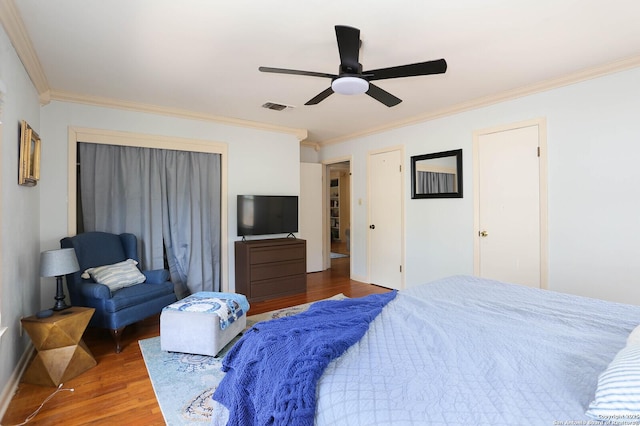 951 W Coll St, New Braunfels, TX 78132 - bedroom with hardwood / wood-style floors, ceiling fan, and crown molding