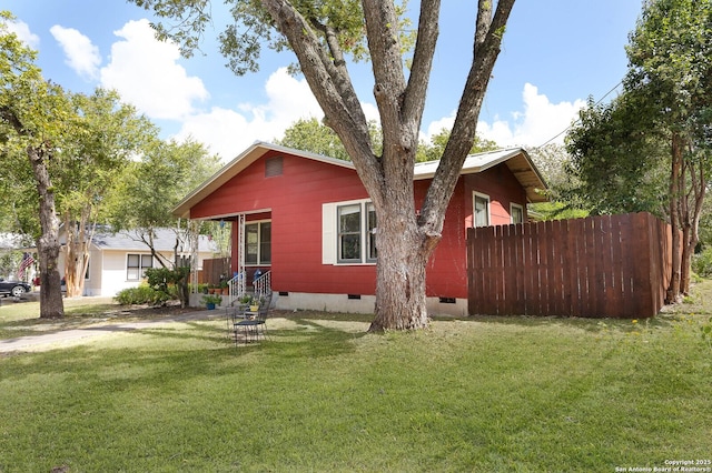 951 W Coll St, New Braunfels, TX 78132 - view of front of property featuring a front yard