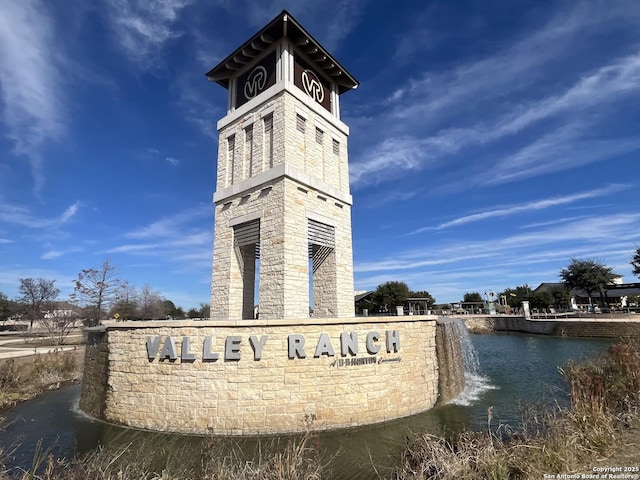 community sign featuring a water view