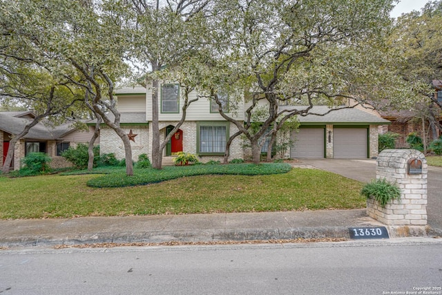 view of front facade featuring a garage and a front yard