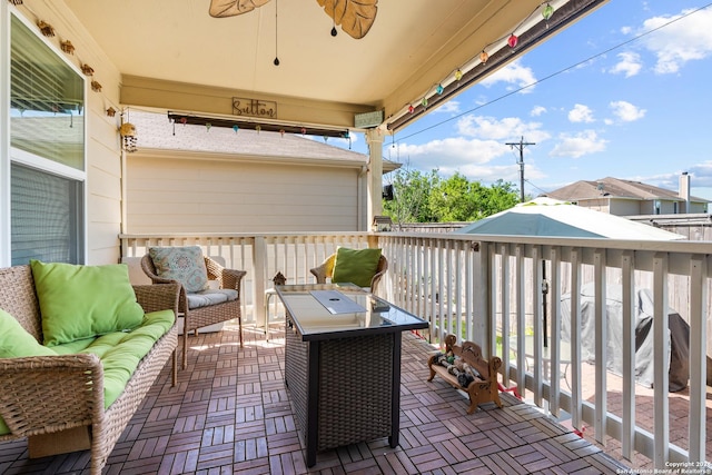 balcony with an outdoor hangout area and ceiling fan