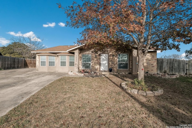 view of front of property featuring a front yard