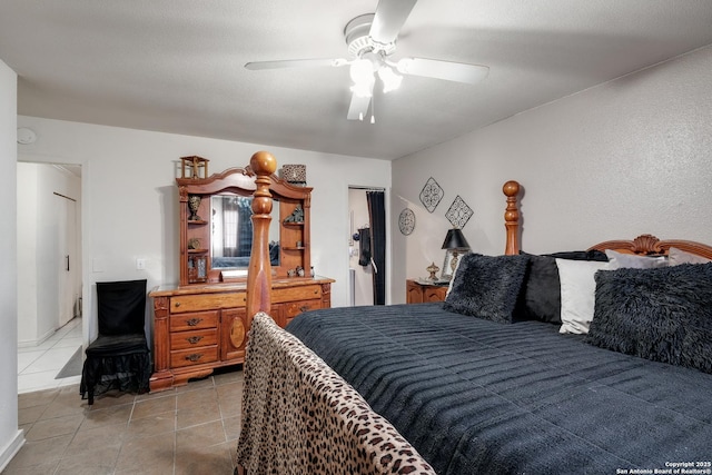 bedroom featuring ceiling fan and a textured ceiling