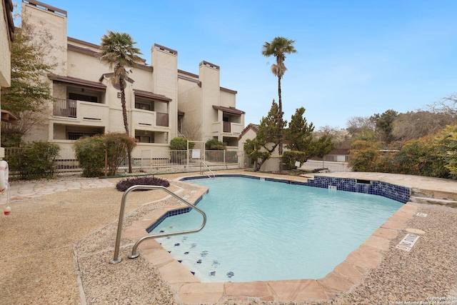 view of swimming pool featuring pool water feature