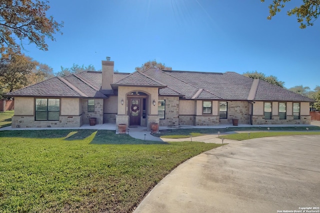 view of front facade with a front yard