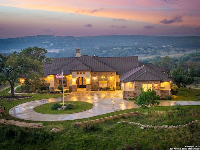 view of front facade with a mountain view and a yard