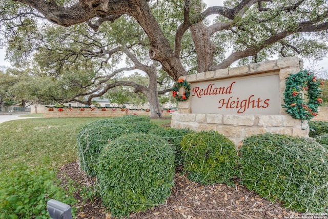 community sign with a yard