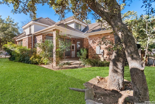 view of front of home featuring a front lawn