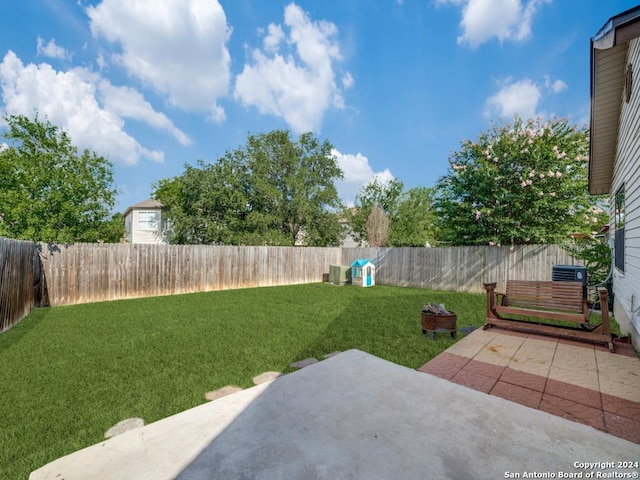 view of yard featuring a patio area