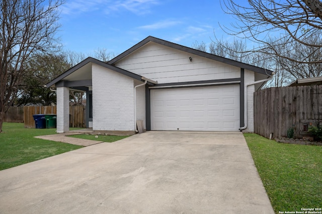 view of front of home featuring a front yard and a garage