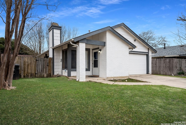 view of front of home featuring a front lawn and a garage