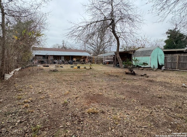 view of yard featuring an outbuilding