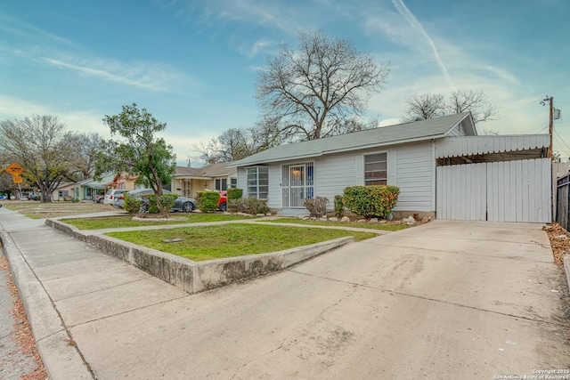 ranch-style house featuring a front lawn