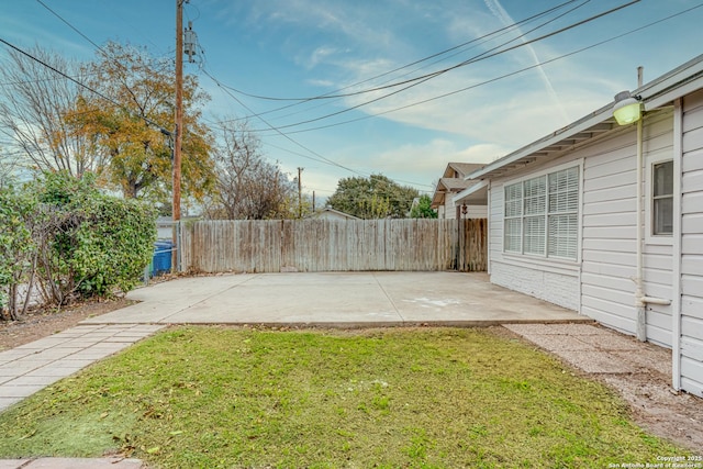 view of yard with a patio area