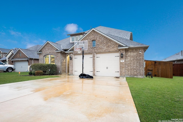 view of front of property featuring a front lawn