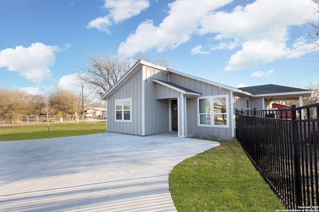 view of front of house featuring a front lawn