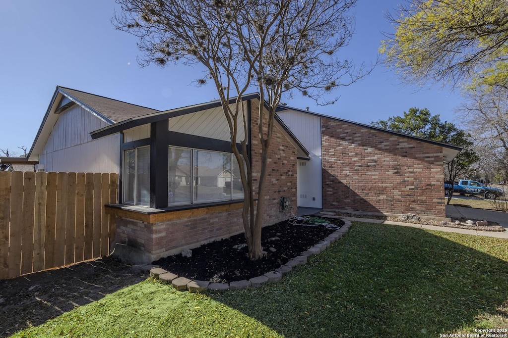 view of side of property featuring a lawn