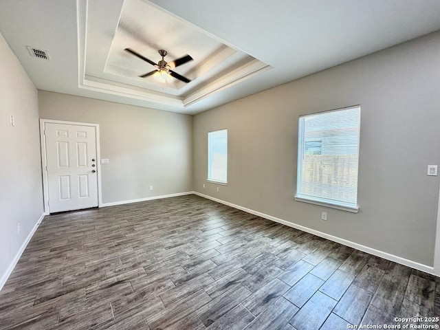 unfurnished room featuring ceiling fan and a tray ceiling