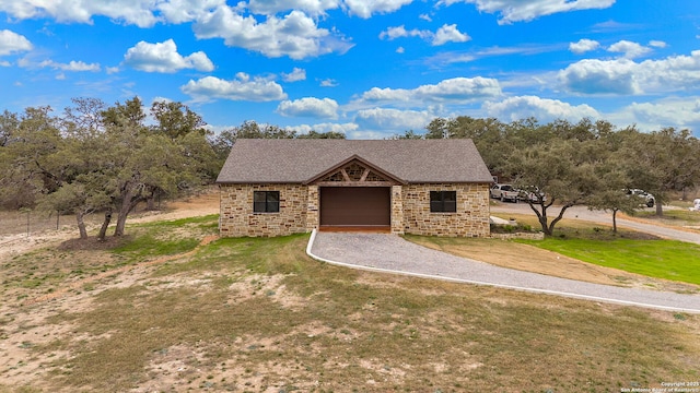 view of front of home featuring a front yard and a garage