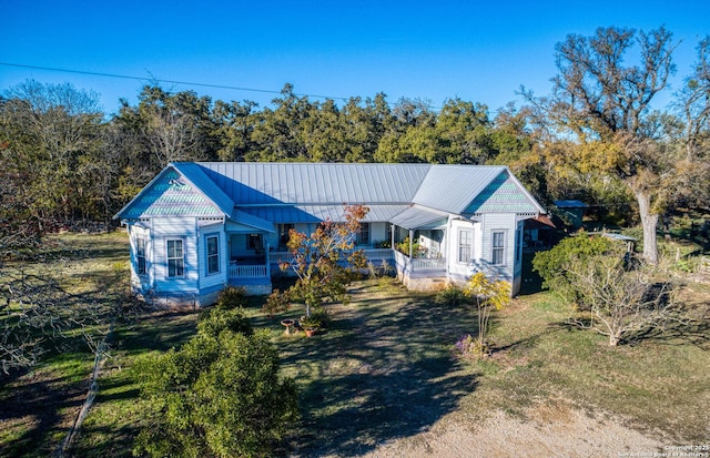 view of front of property with a front lawn