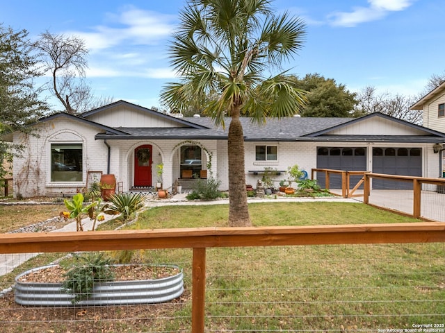 view of front facade featuring a front yard