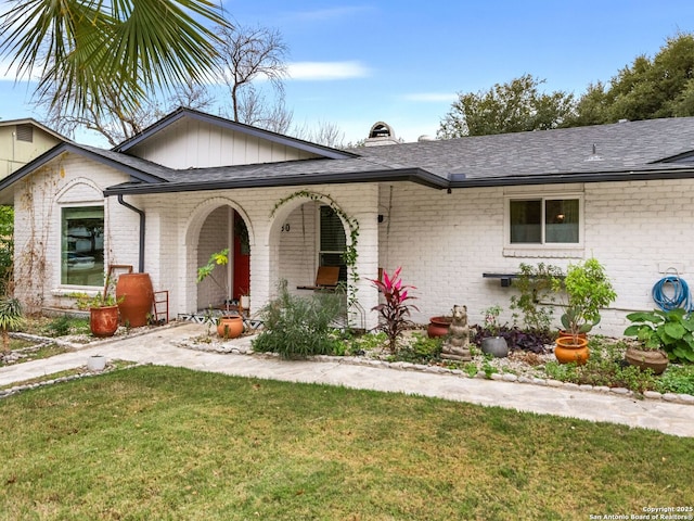 ranch-style house featuring a front yard