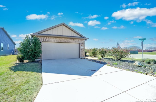 view of front facade featuring a front lawn and a garage