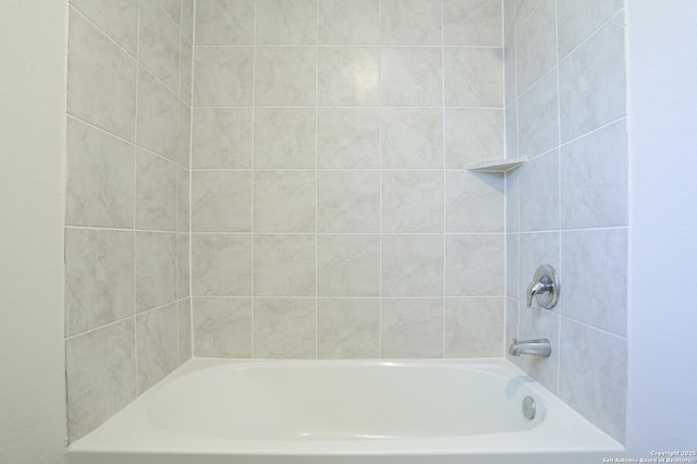 bathroom with tiled shower / bath