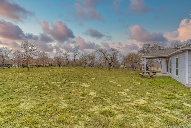 view of yard at dusk