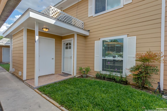 property entrance featuring a yard