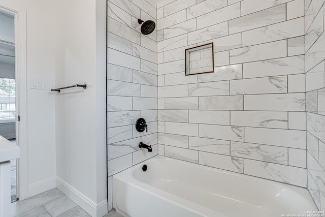 bathroom featuring tiled shower / bath combo