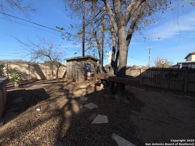 view of yard featuring a storage shed