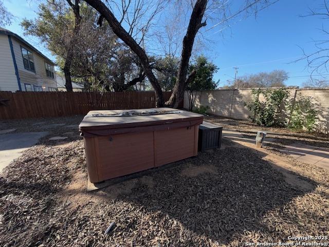 view of yard featuring a hot tub