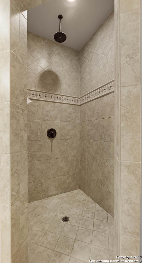 bathroom featuring a tile shower