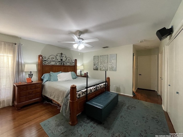 bedroom featuring dark hardwood / wood-style floors, ceiling fan, and a closet