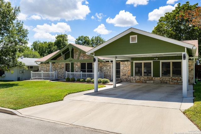 view of front facade featuring a porch, a carport, and a front lawn