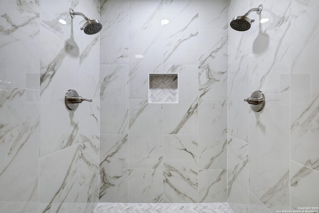 bathroom featuring a tile shower