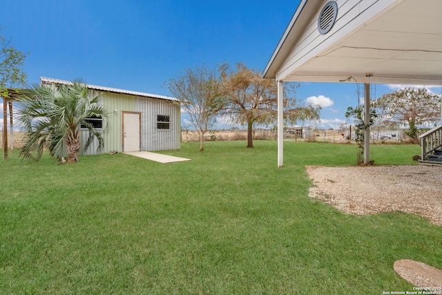 view of yard featuring an outbuilding