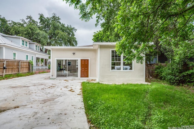 view of front of home with a front lawn