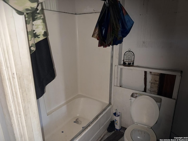 bathroom with combined bath / shower with glass door and toilet