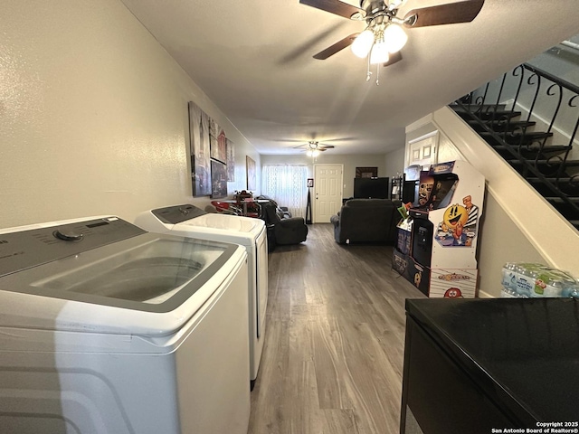 laundry room featuring hardwood / wood-style flooring, washer and clothes dryer, and ceiling fan