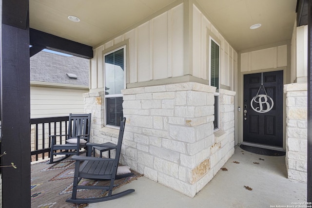 entrance to property featuring covered porch