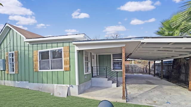 view of front of house featuring a front lawn and a carport