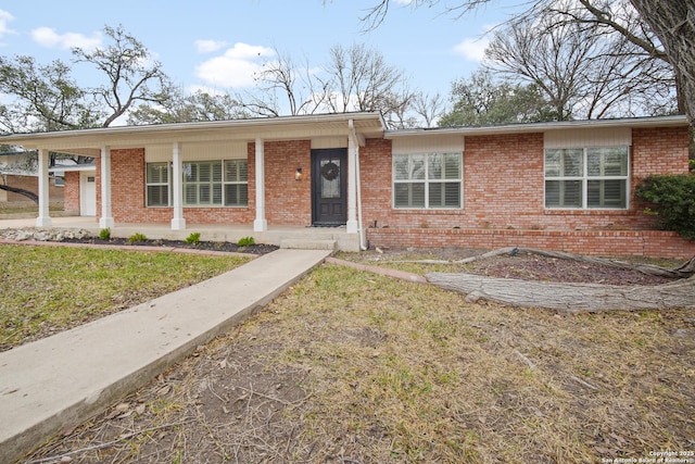 view of front of property featuring a porch and a front yard