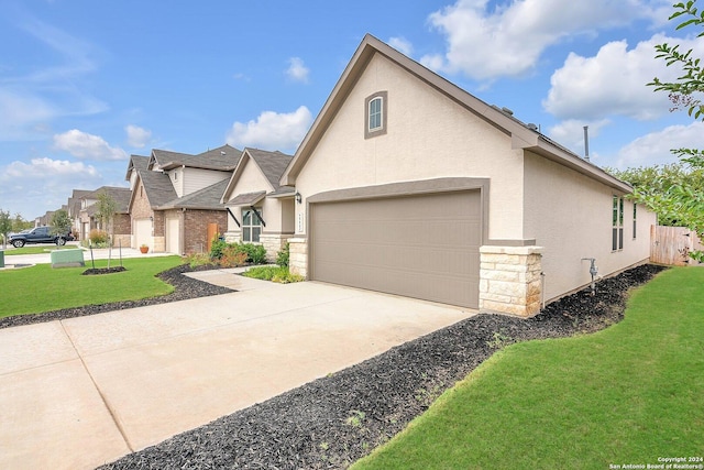 view of front of home featuring a front lawn