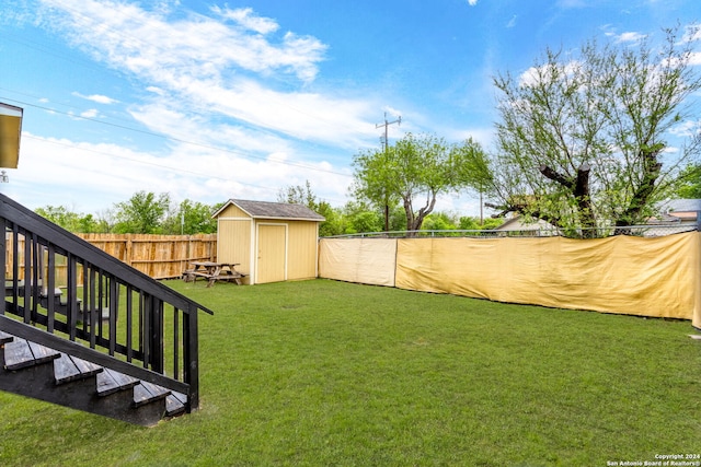 view of yard featuring a storage shed