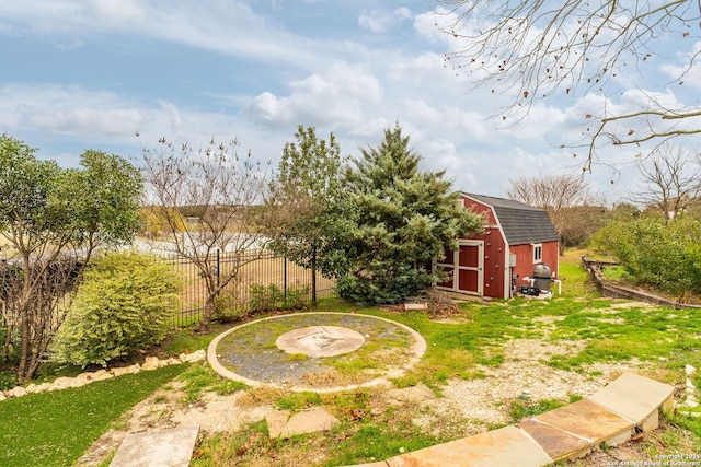 view of yard featuring a storage shed