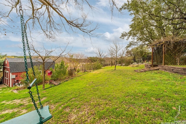 view of yard featuring a storage shed