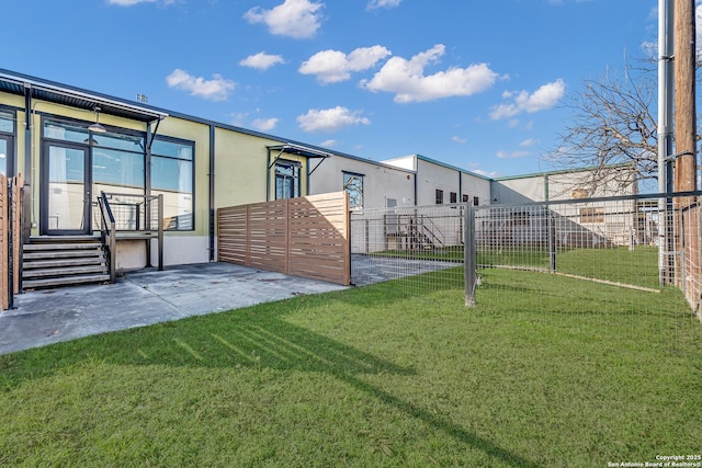 view of yard featuring a patio area