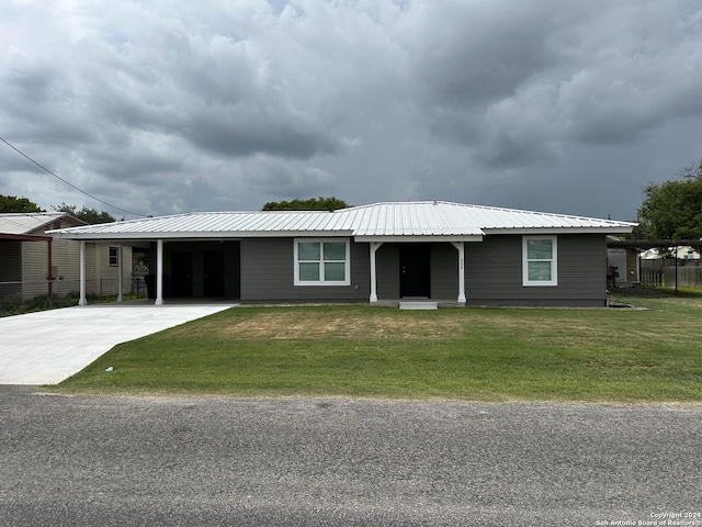 view of front of house featuring a front lawn and a carport